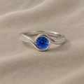 Minimalistischer Ring mit rundem Akzent