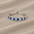 Minimalistischer Silberring mit blauem Zirkonia