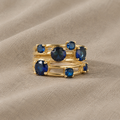 Geschichteter Goldring mit blauem Saphir