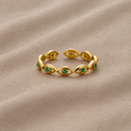 Strahlender Ring mit grünem Edelstein