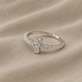 Klassischer Ring mit Kreuzdesign und Pavé