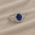 Exquisiter Silberring mit blauem Kubus
