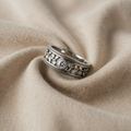 Eleganter Ring aus Weißgold und Zirkonia