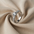 Minimalistischer Weißgoldring mit Zirkon-Einlagen