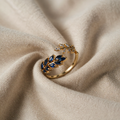 Ring goldfarben mit blauen Blättern und Zirkonia