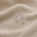 Elegante Weißgoldohrringe mit kleinen Zirkonen