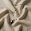 Elegante schwarze ovale Halskette aus Weißgold