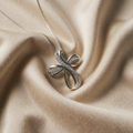 Halskette mit gedrehtem Kreuz aus Weißgold