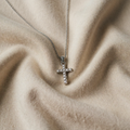 Halskette mit Kreuz aus Weißgold und Zirkonia