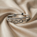 Armbandset mit Strasssteinen aus Weißgold und Unendlichkeit-Design