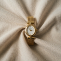 Amelia | Minimalistische Uhr mit goldenem ovalem Zifferblatt