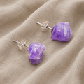Abstrakte Amethyst-Ohrstecker mit Kristall