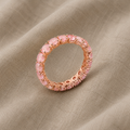 Ewigkeitsring mit runden rosa Steinen