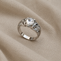 Exquisiter zirkoniagravierter Ring