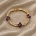 Goldfarbenes Armband mit Kleeblatt und Amethyst
