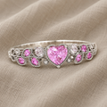 Ring mit herzgeschliffenem rosa Stein