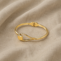 Minimalistisches Federarmband in Goldfarbe