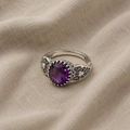 Verzierter ovaler Ring mit Zirkonia