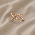 Glänzender goldfarbener Ring mit Zirkonia