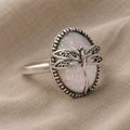 Strahlender goldfarbener Opalring