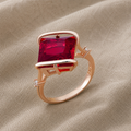 Prunkvoller quadratischer roter Zirkonring