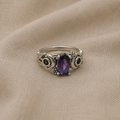 Ring mit Halbmond-Akzent