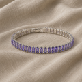 Silberfarbenes Armband mit quadratischen Gliedern