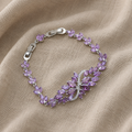 Silberfarbenes Armband mit Unendlichkeitssymbol und Blatt