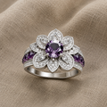 Silberfarbener Ring mit lila Lotus