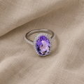 Silberfarbener Ring mit ovalem Amethyst und Zirkonia