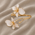 Glänzendes Emailleblumen-Armband in Goldfarbe