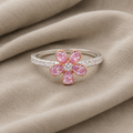 Glänzender Ring mit rosa Blume
