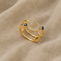 Strahlender Ring mit bösem Auge