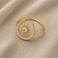 Zeitloser Ring mit Mond und Sonne