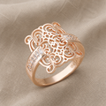 Zeitloser quadratischer Ring mit filigraner Verzierung