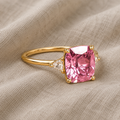 Prinzessschliff-Bandring mit rosa Zirkonia