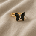 Exquisiter Ring mit schwarzer Schmetterlingssilhouette
